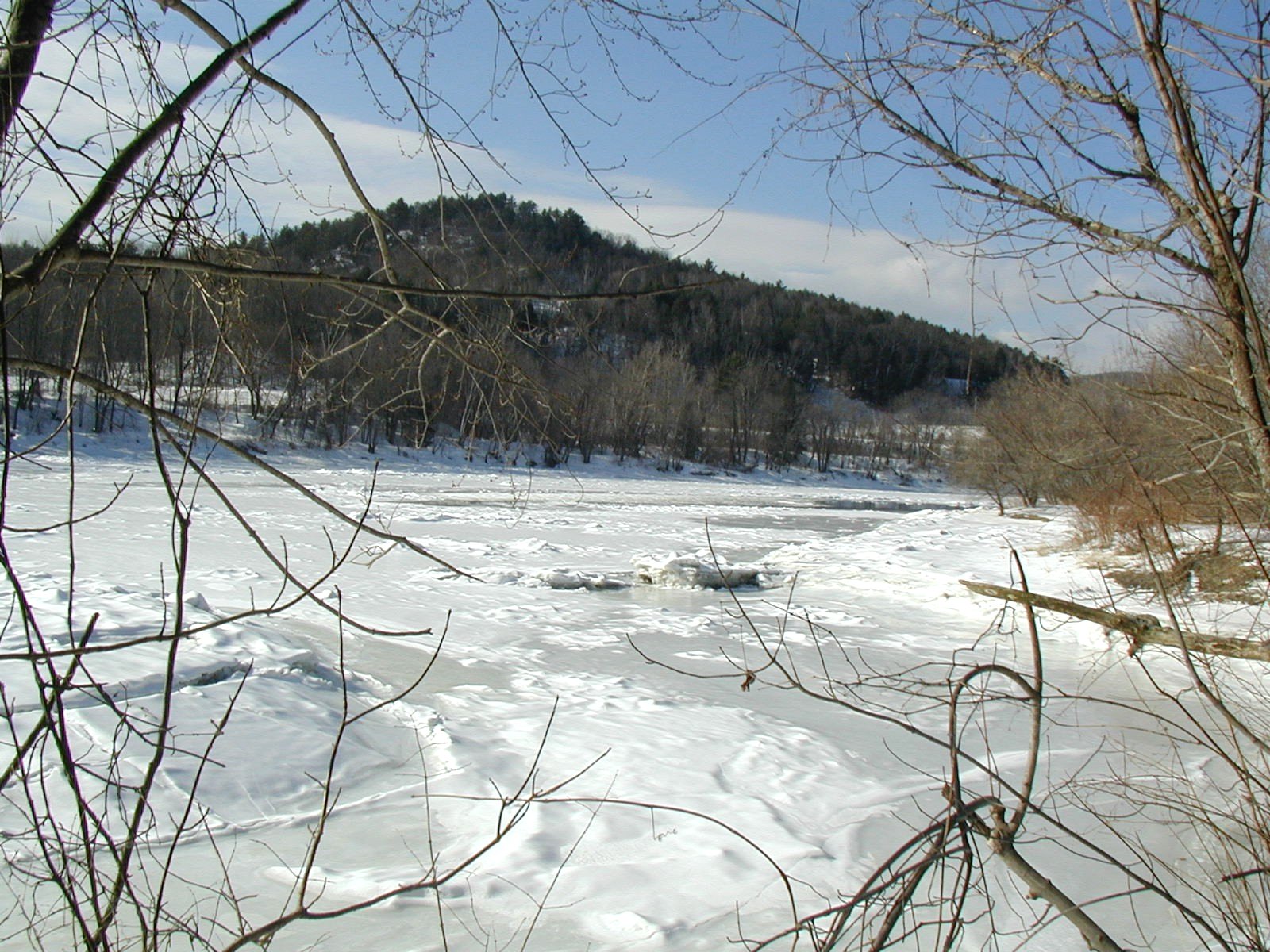 Photograph of the Connecticut River at West Lebanon, NH (WLBN3) affected by ice in February 2004.