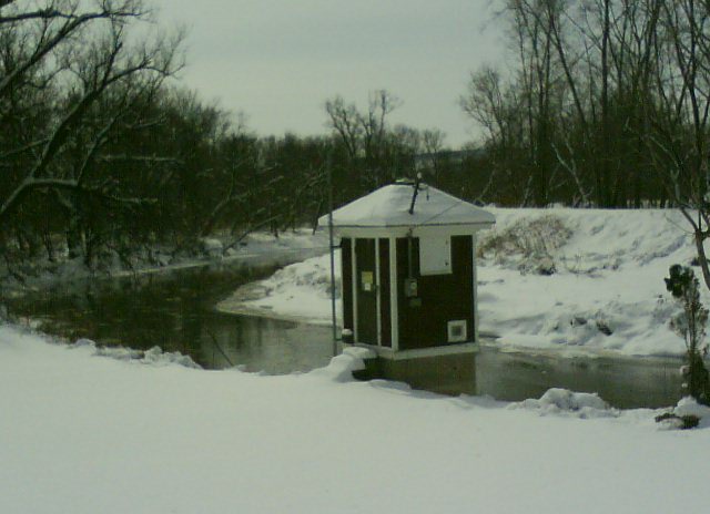 Photograph of the Mohawk River river gage at Delta Dam, NY (DDMN6)